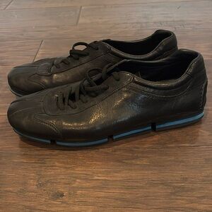 Prada Men‘s authentic leather sneaker in black, size 9.